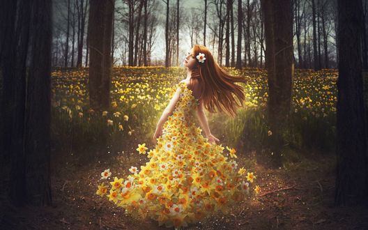Фото девушки в лесу с цветами