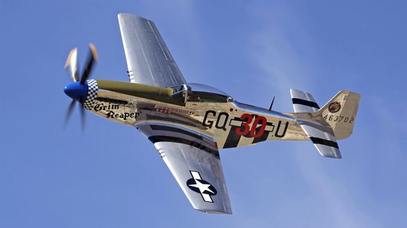Обои на рабочий стол Раритетный P-51 Mustang ВВС США совершает вираж