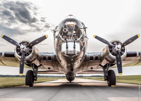 Обои на рабочий стол Бомбардировщик ВВС США Boeing B-17G Flying Fortress на стоянке