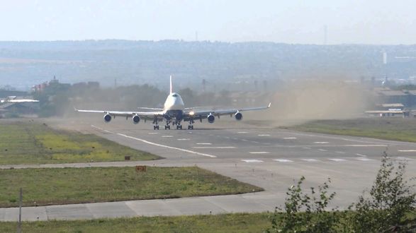 Обои на рабочий стол Боинг 747 совершает посадку