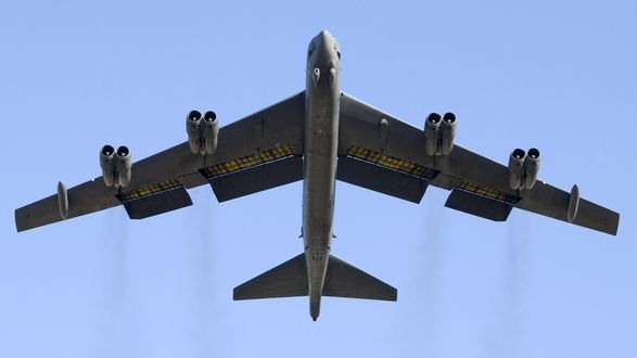 Обои на рабочий стол Стратегический бомбардировщик В-52 ВВС США