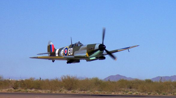 Обои на рабочий стол Раритетный Spitfire Mk поднялся в в воздух