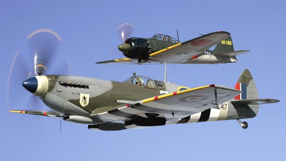 Обои на рабочий стол Исторические истребители Второй Мировой войны Spitfire F MkIX Британских ВВС и Mitsubishi A6M5 Zeke Японской Армии