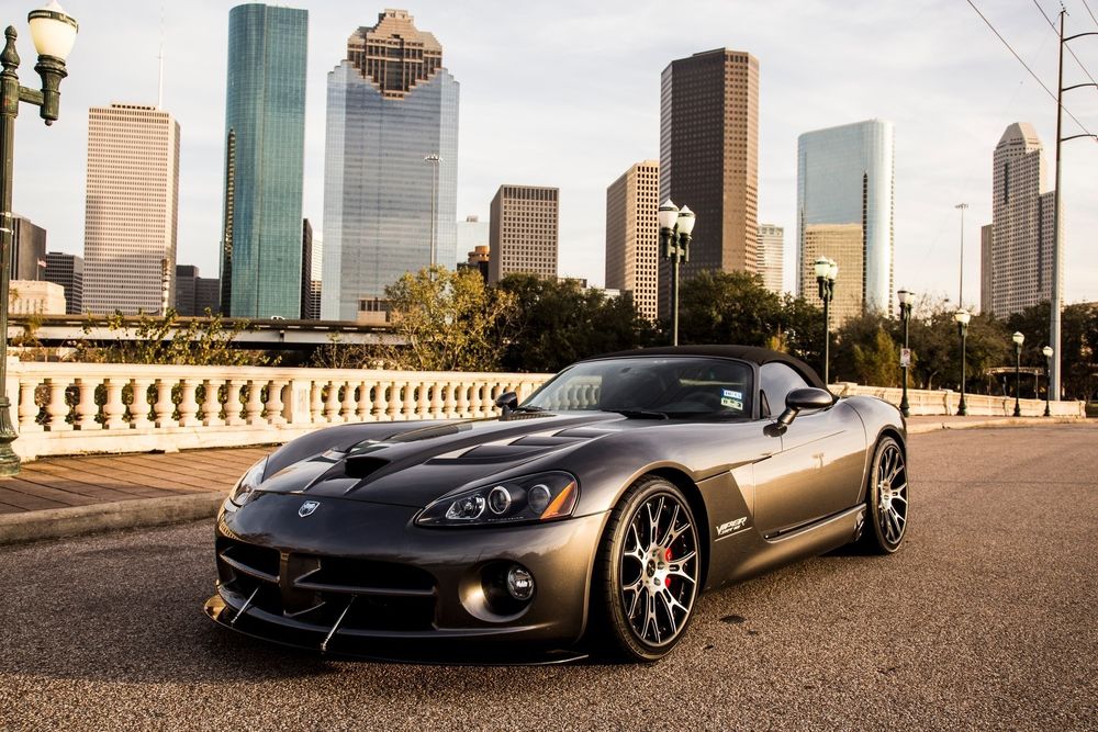 Обои для рабочего стола Автомобиль viper dodge cars city стоит на дороге на фоне домов, деревьев