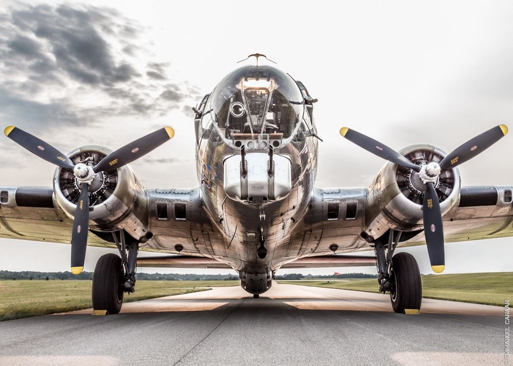 Обои для рабочего стола Бомбардировщик ВВС США Boeing B-17G Flying Fortress на стоянке