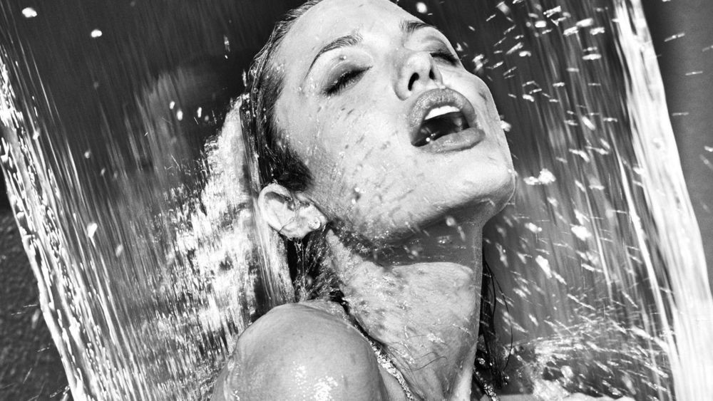 Обои для рабочего стола Анджелина Джоли / Angelina Jolie/ - американская актриса, стоит под струями воды