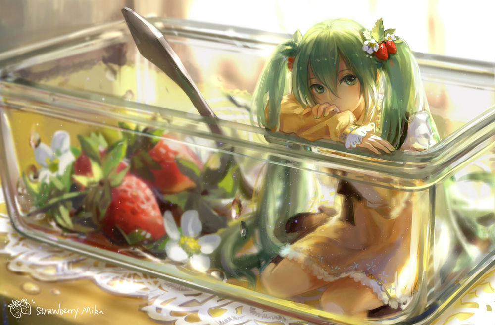 Обои для рабочего стола Vocaloid Hatsune Miku / Вокалоид Хатсуне Мику сидит в контейнере с клубникой
