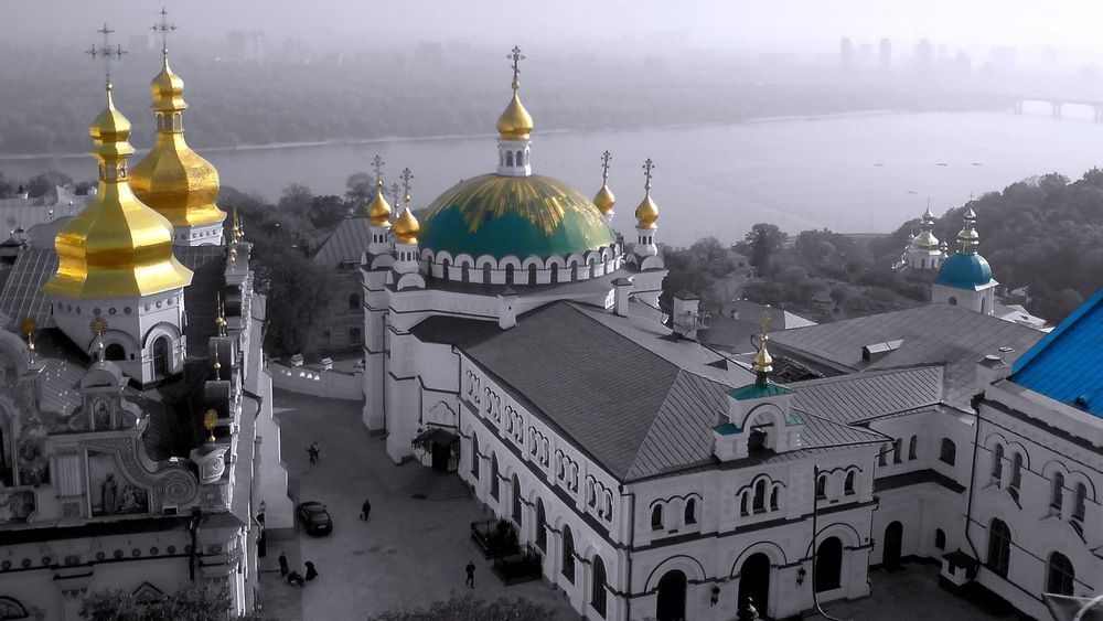 Обои для рабочего стола Киевско-Печерская -Лавра на берегу Днепра. Украина