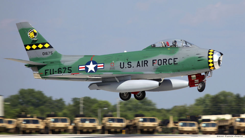 Обои для рабочего стола Один из первых реактивных истребителей F86A-5 Sabre ВВС США
