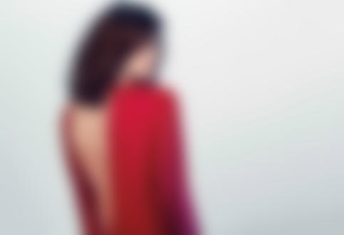 Обои для рабочего стола Актриса Кира Найтли / Keira Khightley в красном платье с глубоким вырезом на спине