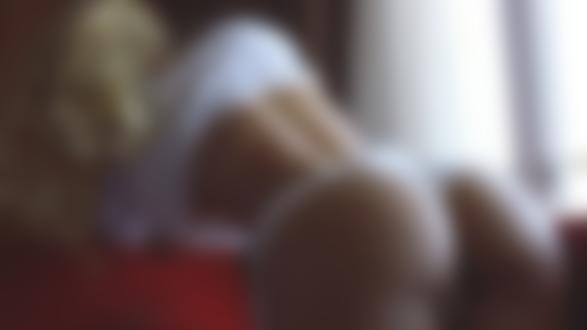 Обои для рабочего стола Блондинка наклонилась на спинку дивана, выставив красивую попку в белых трусиках, Said Energizer