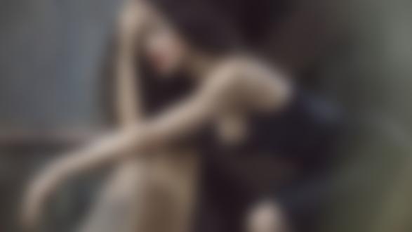 Обои на рабочий стол Monica Bellucci в нижнем белье отдыхает, оперевшись на перила