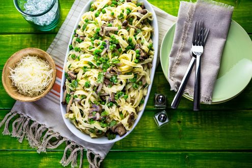 Обои на рабочий стол Салатница с макаронами и грибами