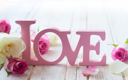 Обои на рабочий стол Розовые буквы слова Love (Любовь) стоят на столе, рядом лежат розы и лепестки роз
