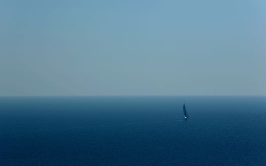 Обои на рабочий стол Яхта в открытом море