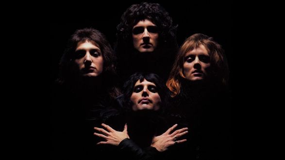 Обои на рабочий стол Группа Queen на темном фоне