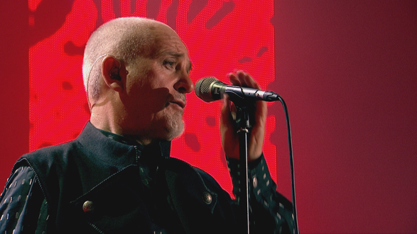 Обои на рабочий стол Peter Gabriel поет в микрофон