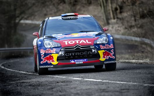 Обои на рабочий стол Авто Ситроен Red Bull на горном серпантине