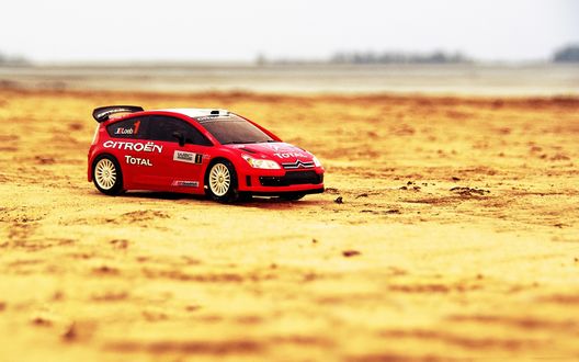 Обои на рабочий стол Авто красный citroen-c4-wrc-rally на желтом песке