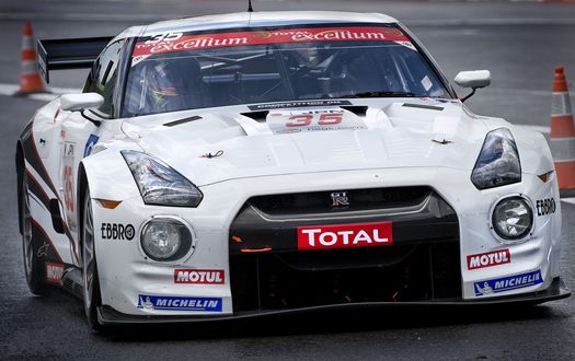 Обои на рабочий стол Авто Nissan Motorsports GT-R-1 на трассе