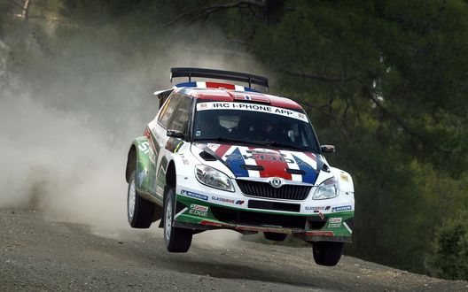 Обои на рабочий стол Авто Skoda fabia rally на скоростном спецучастке
