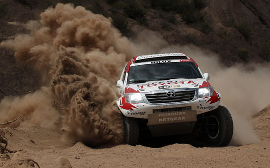 Обои на рабочий стол Авто Toyota hilux на ралли Париж-Даккар