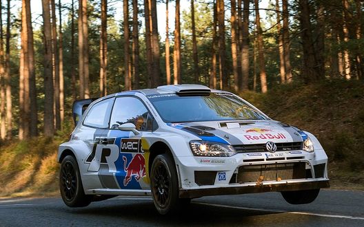 Обои на рабочий стол Авто Volkswagen polo wrc на раллийной трассе