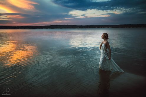 Обои на рабочий стол Девушка стоит в воде, ву Jessica Drossin