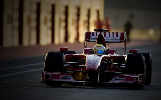 Обои на рабочий стол Гоночный болид F1 на скоростной трассе