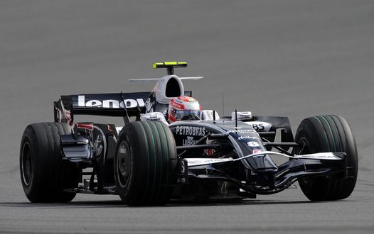 Обои на рабочий стол Гоночный болид F1 на скоростной трассе