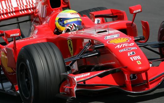 Обои на рабочий стол Гоночный болид F1 на скоростной трассе