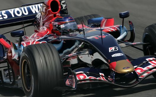 Обои на рабочий стол Гоночный болид F1 на скоростной трассе