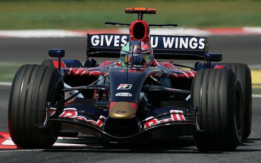 Обои на рабочий стол Гоночный болид F1 на скоростной трассе