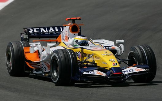 Обои на рабочий стол Гоночный болид F1 на скоростной трассе