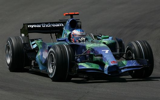 Обои на рабочий стол Гоночный болид F1 на скоростной трассе