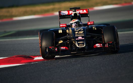Обои на рабочий стол Гоночный болид F1 на скоростной трассе