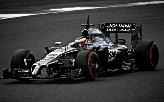 Обои на рабочий стол Гоночный болид F1 на скоростной трассе