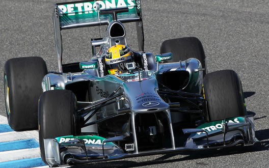 Обои на рабочий стол Гоночный болид F1 на скоростной трассе