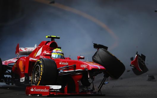 Обои на рабочий стол Гоночный болид F1 на скоростной трассе попал в аварию