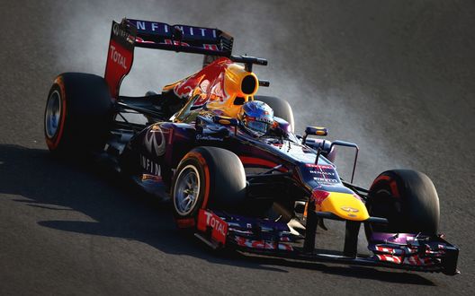 Обои на рабочий стол Гоночный болид F1 на скоростной трассе