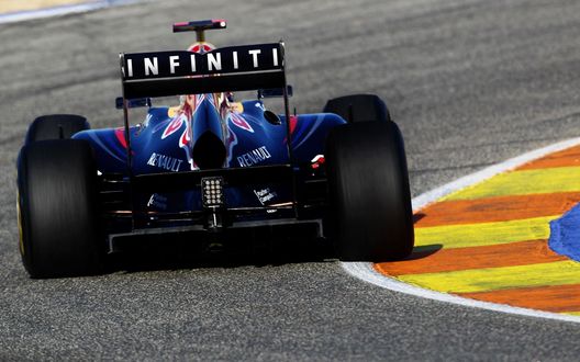 Обои на рабочий стол Гоночный болид F1 на скоростной трассе