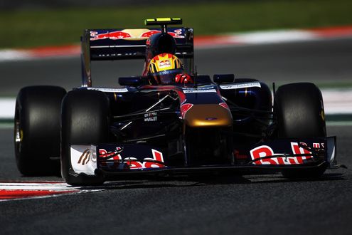 Обои на рабочий стол Гоночный болид F1 на скоростной трассе