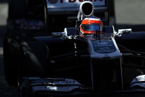 Обои на рабочий стол Гоночный болид F1 на скоростной трассе в Монако