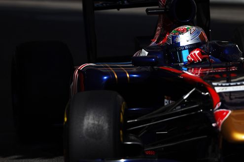 Обои на рабочий стол Гоночный болид F1 на скоростной трассе