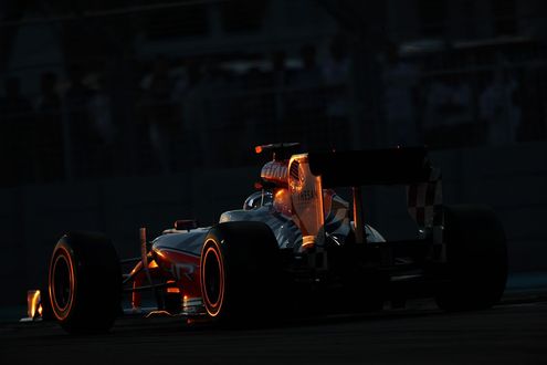 Обои на рабочий стол Гоночный болид F1 на скоростной трассе