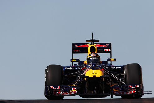 Обои на рабочий стол Гоночный болид F1 на скоростной трассе