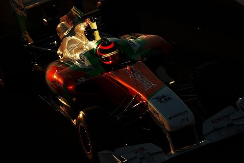 Обои на рабочий стол Гоночный болид F1 на скоростной трассе