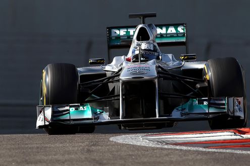 Обои на рабочий стол Гоночный болид F1 на скоростной трассе