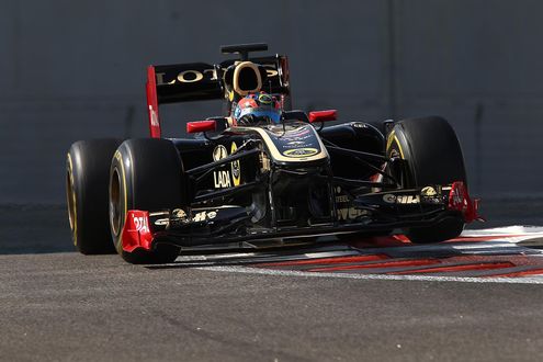 Обои на рабочий стол Гоночный болид F1 на скоростной трассе