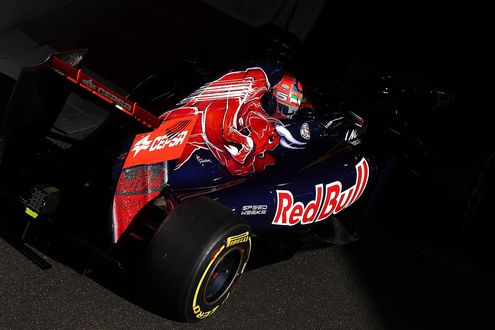 Обои на рабочий стол Гоночный болид F1 на скоростной трассе